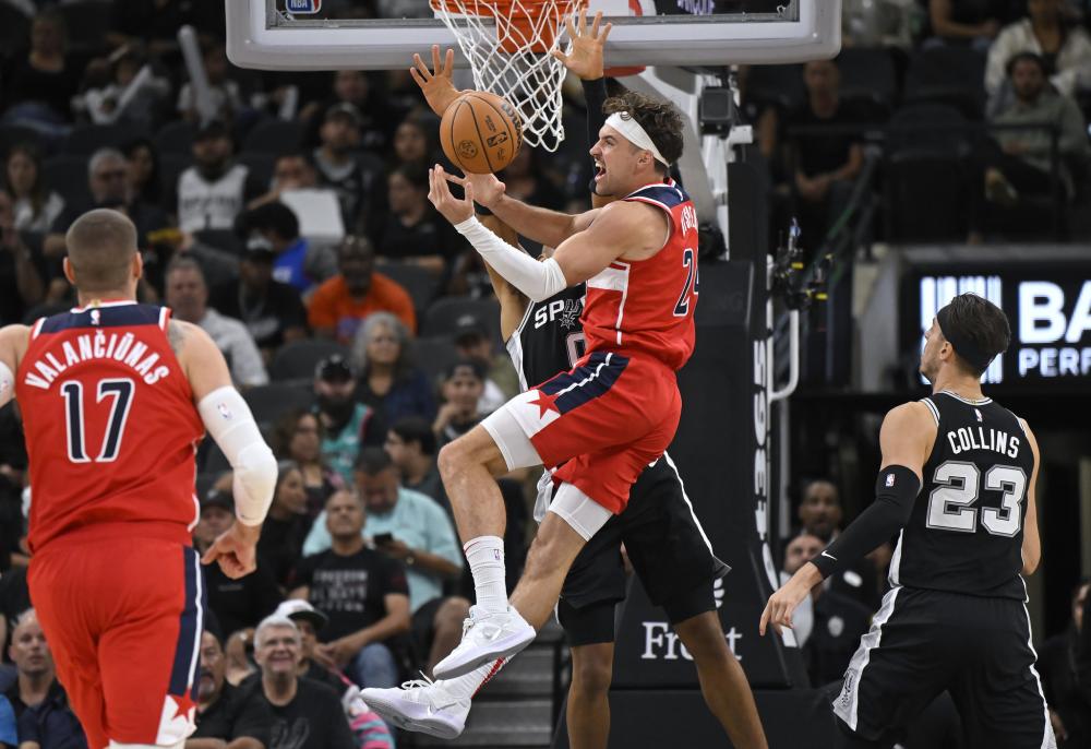 以中场核心 以中场核心